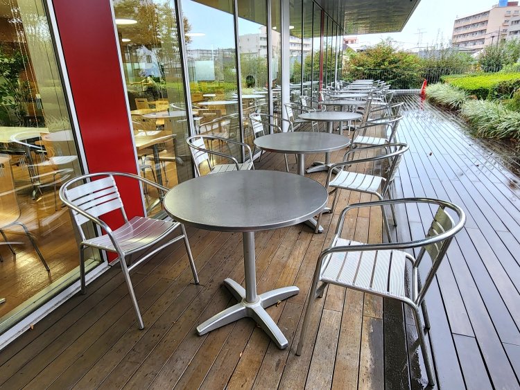 取材当日はあいにくの空模様だったが、天気のよい日はテラス席も人気。