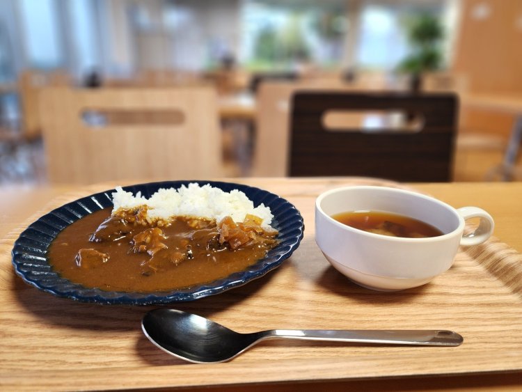東京ビーフカレー1180円。カレーには味噌汁が付いてくる。