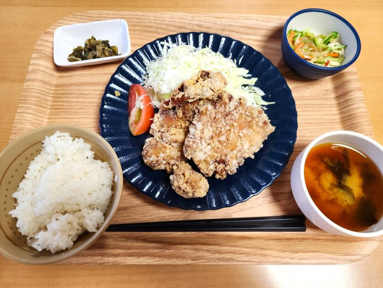 唐揚げ定食（2個入）880円。定食にはすべてごはん、味噌汁、小鉢、漬け物が付く。唐揚げ定食（3個入）は980円。