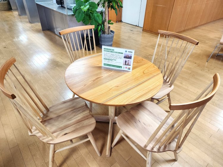 店内には町田市内で伐採された街路樹を再利用したテーブルと椅子が置かれている。