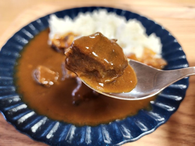これがうわさの東京ビーフ。とろけるような食感で口の中に肉の旨味があふれる。