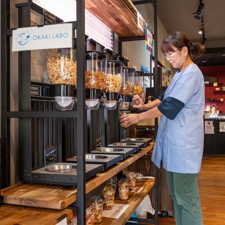 1カップ324円で好みのおかきをアレンジして詰められる趣向も面白い。