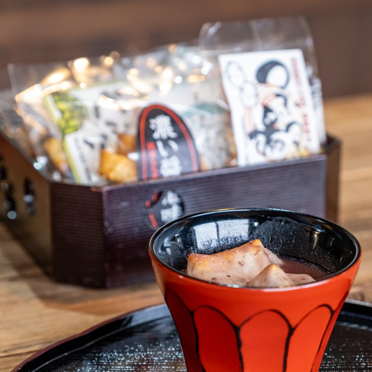 カフェ利用者は好きなおかきを1つ選べるサービスが付く（手前は特製おしるこ）。