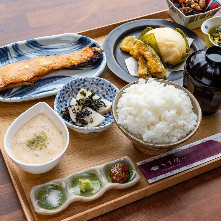 『Cafe restaurant うりうり』で一番人気の山芋御膳1680円。