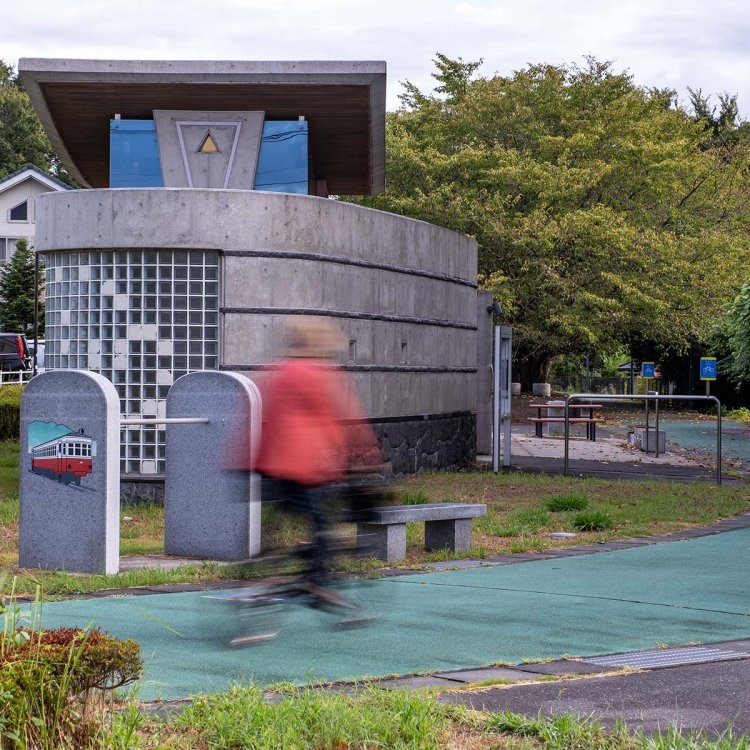 筑波鉄道真壁駅跡にはホームが残り、休憩所として整備されている。