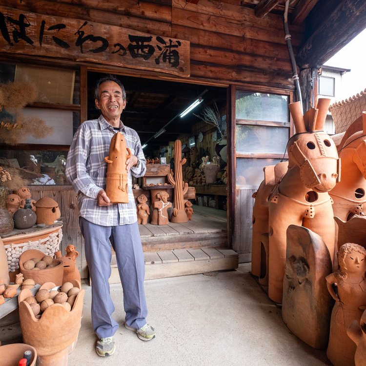 人気の高いおどるはにわを手にしたシャイな山中誠さん。「お客さんが来て、作品を評価してもらえるのがこの仕事の魅力かな」とぽつり。