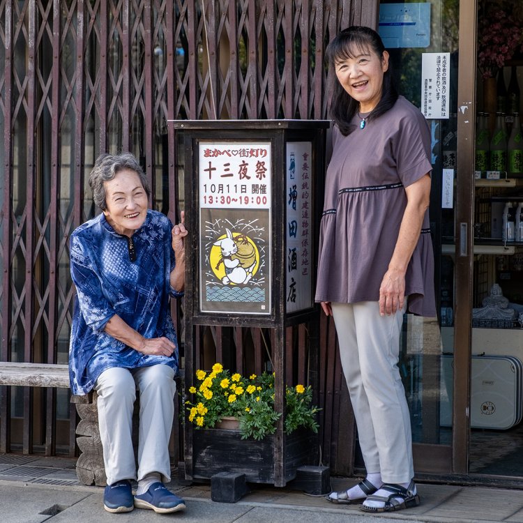 「続けることで行灯の認知度も増してきたので、この先もできる限り継続していきたい」と発起人で会長の村上頼子さん（右）。