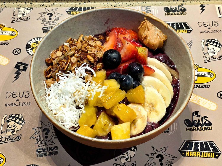 アサイボウル1600円。