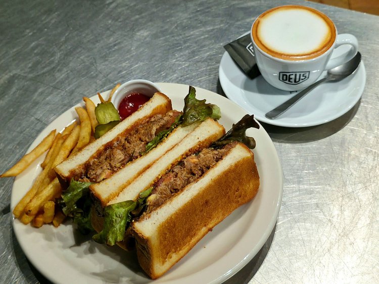 プルドポークサンド1600円（11時30分からの提供）、カプチーノ700円。