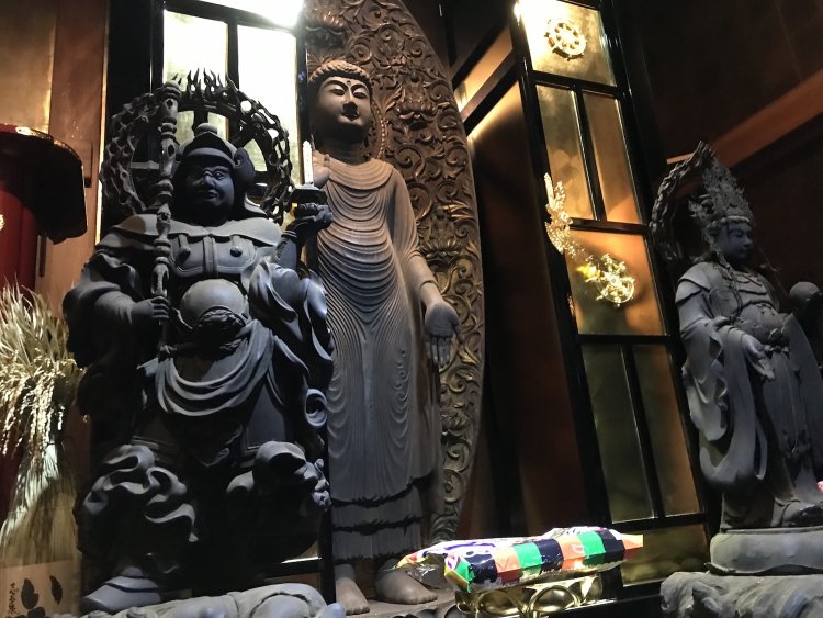 写真中央が釈迦如来立像。都内にある清涼寺式の中でも名品とされる。