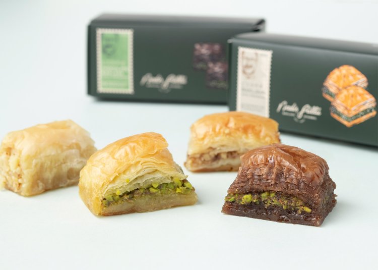 バクラヴァBOX 4個入り2484円。