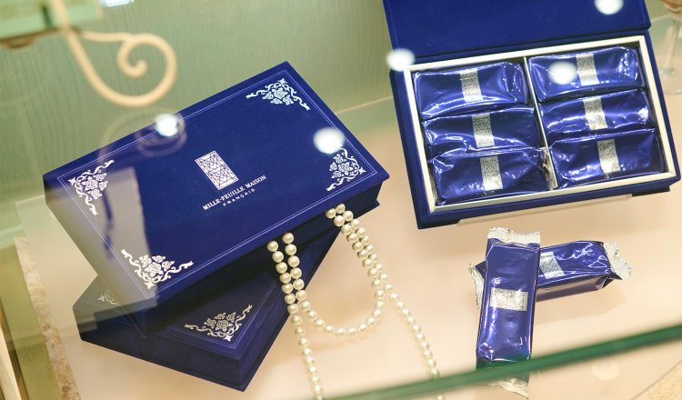 松屋銀座開店100周年記念商品の銀座アヴニュ（ラムレーズン）1箱6個入り3240円。