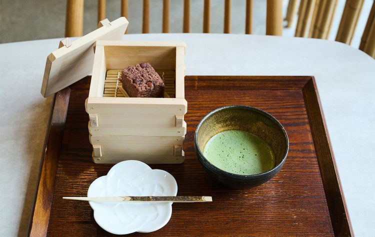 イートインメニューの蒸籠＜御目出糖＞とお抹茶のセットは、二膳目のお茶請けと焙じ茶が付いて1870円。