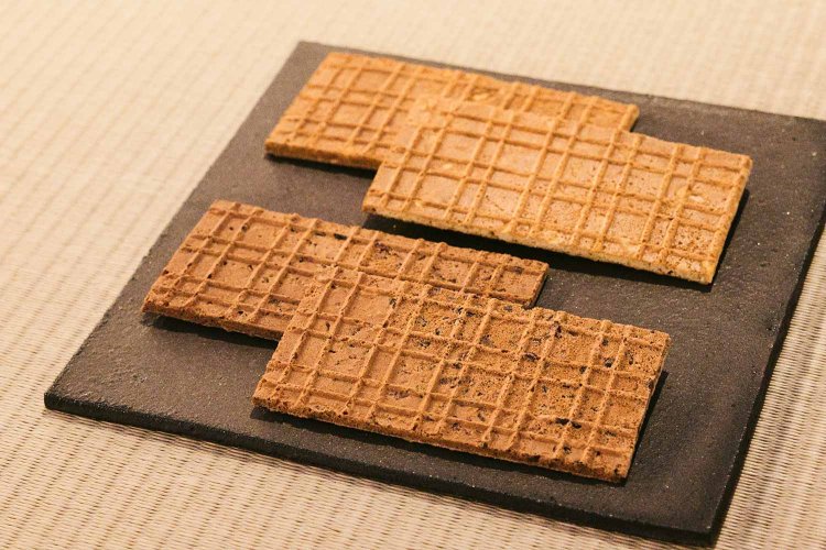 手前から「大江戸松﨑 黒格子」1袋6枚入り864円、「大江戸松﨑 格子」1袋6枚入り648円。