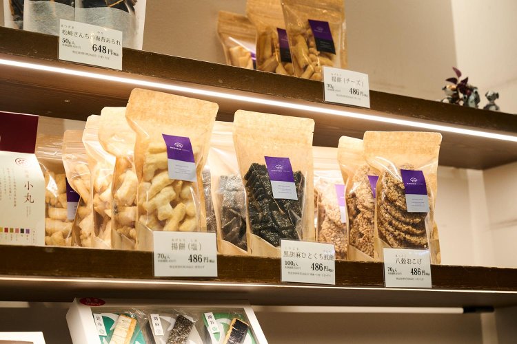 揚餅、八穀おこげなどスタンドパック各486円は銀座本店と松陰神社前店の限定。