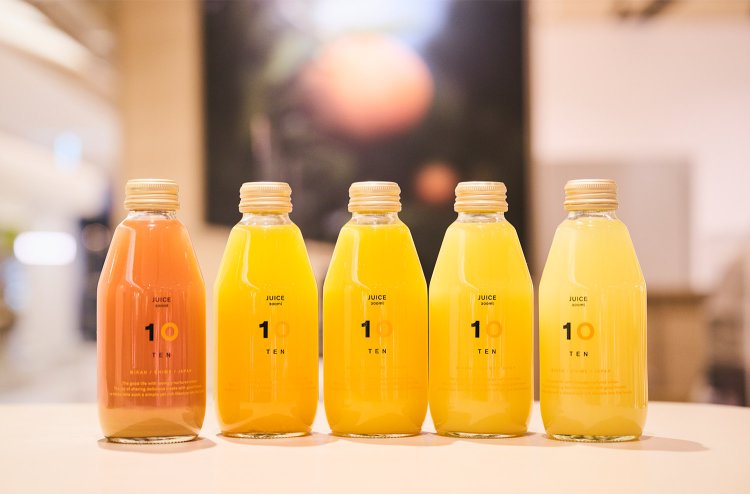 左から「ブラッドオレンジ」「せとか」「温州」「伊予柑」「河内晩柑」。右に行くほど酸味が強い。1本580円～。