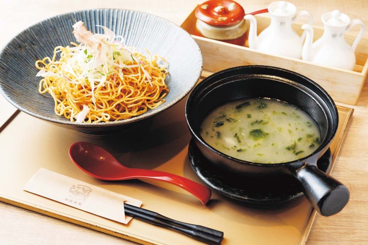アオサ入りあんかけ あんだけやきそば1200円。麺は皿で、餡は熱々の土鍋で提供の別盛りスタイル。アオサの風味と塩気が麺の旨味を引き立てる。
