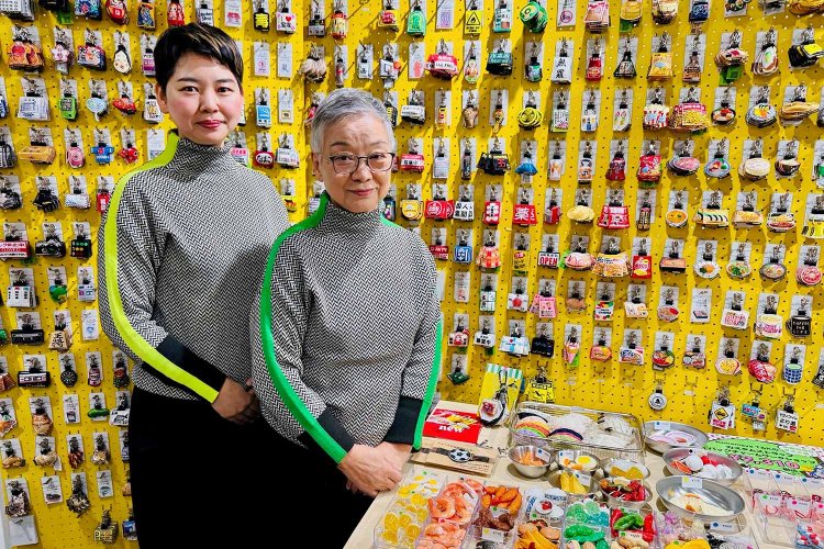 樋口智子さん（左）、梶谷敬子さん（右）。屋号の「T&K」部分はお二人の下の名前のイニシャルだ。