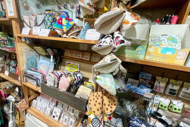 ミトンやメガネケース、コースター……布製の小物もたくさん。