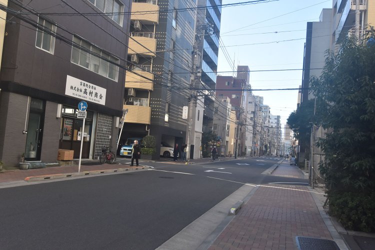 不思議と江戸情緒を感じさせる道をたどる。