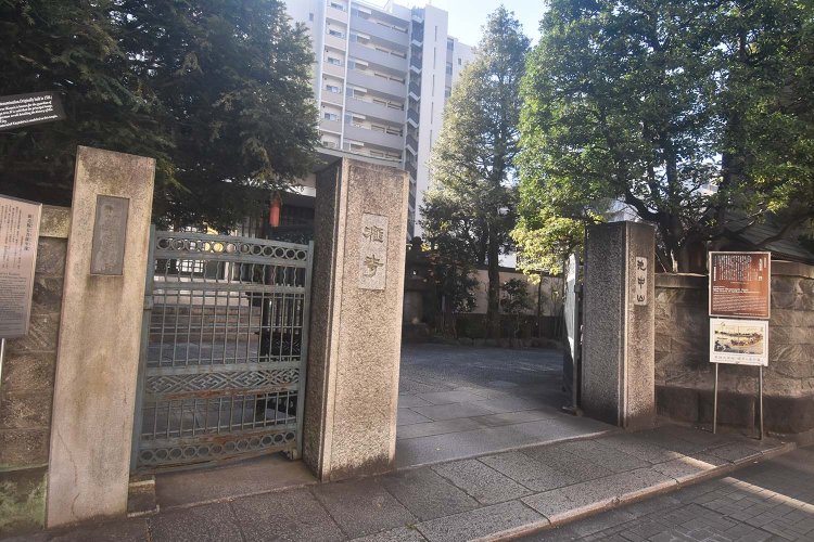 門前に建つ葛飾北斎が描いた榧寺の絵が目印。