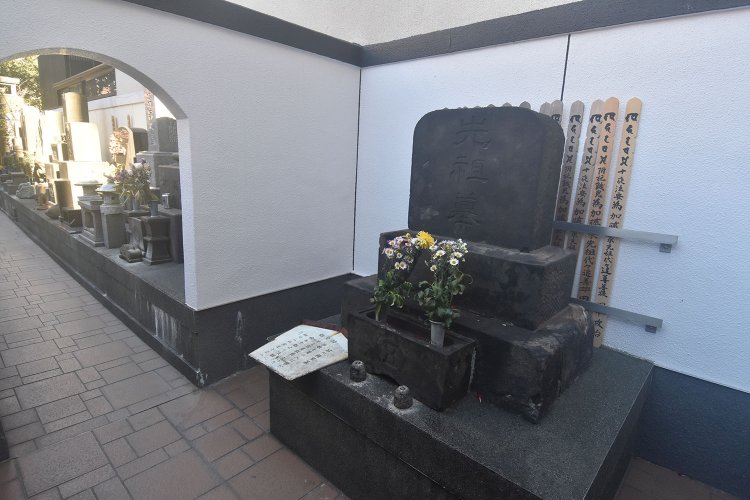 墓地の一画にある白壁で区切られた場所にある石川雅望の墓。