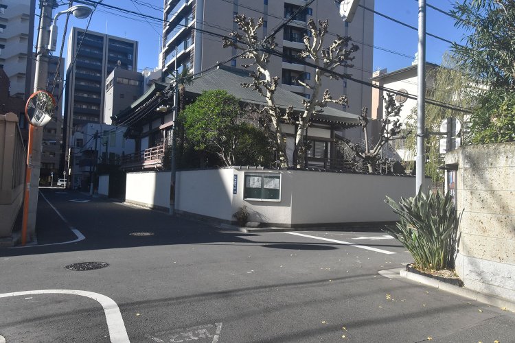 本堂の右手に見える建物にも三葉葵が見える西福寺。