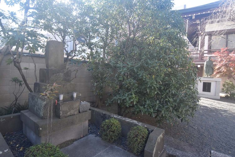 東京都指定旧跡に指定されている勝川春章の墓。