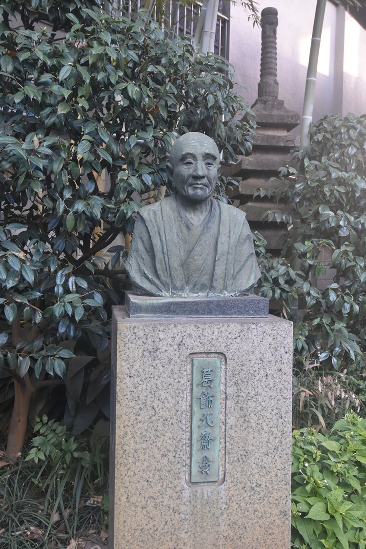 誓教寺の本堂前に建つ葛飾北斎の胸像。