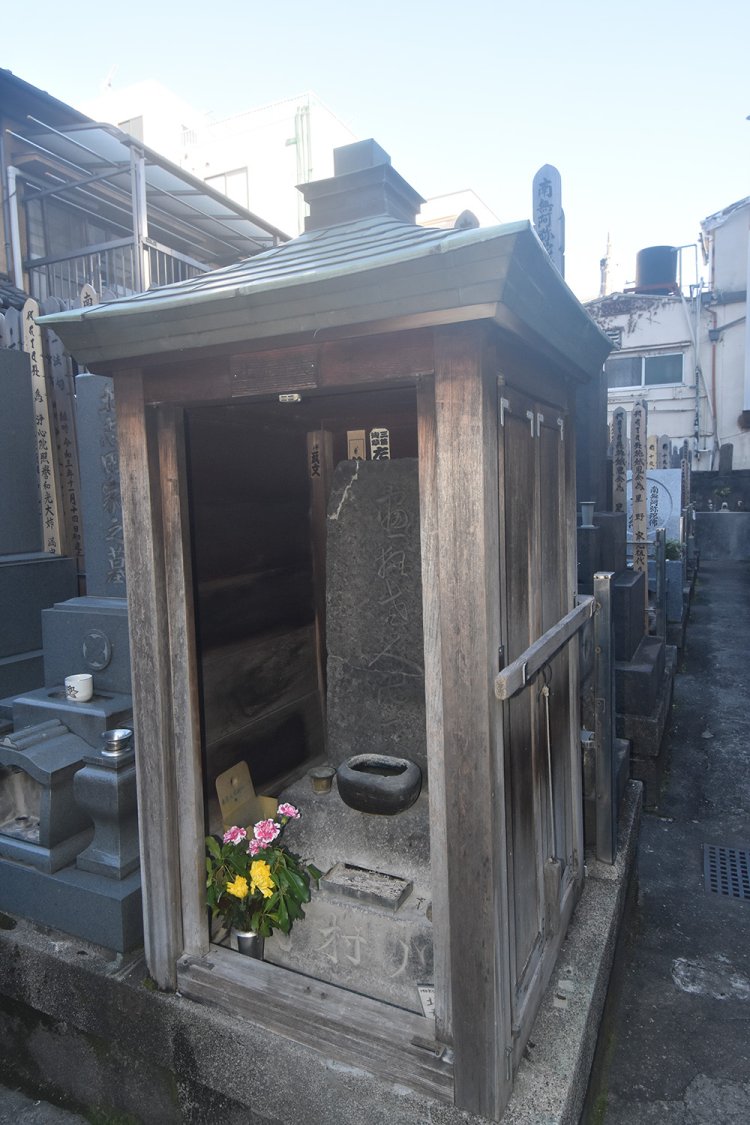 屋根付きの立派な墓で眠る画狂老人卍。