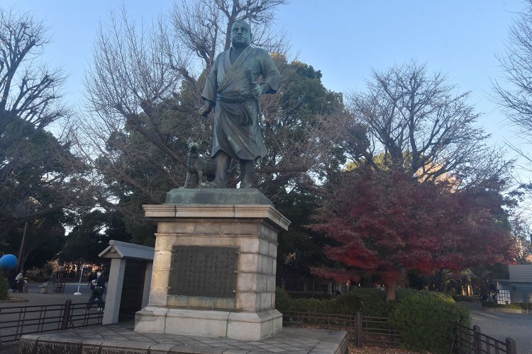 上野公園で西郷さんの像を拝むことは不可欠。