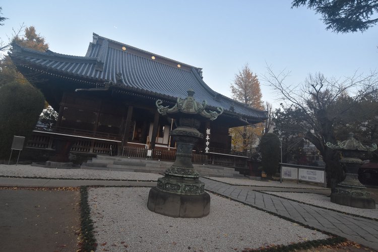 寛永寺の根本中堂を参ったらJR鶯谷駅から帰るのが便利。