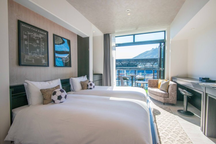 サッカースタジアムを見下ろす『スタジアムシティホテル長崎』のエキサイティングツイン（撮影=玉村恵理子）。