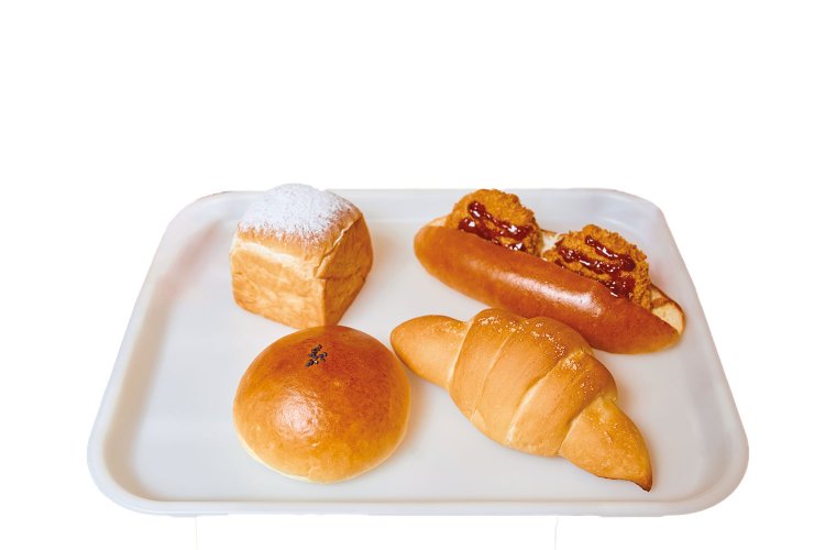 右上から順に時計回りに、あの頃のコロッケパン290円、塩バターパン180円、粒あんパン240円、あんホイップ290円。