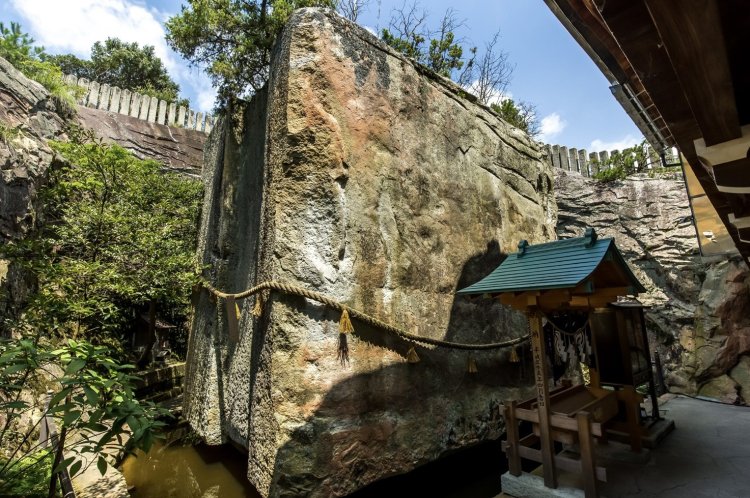 謎に包まれた石の建造物、生石（おうしこ）神社 石乃寶殿（写真=高砂市観光交流ビューロー）。