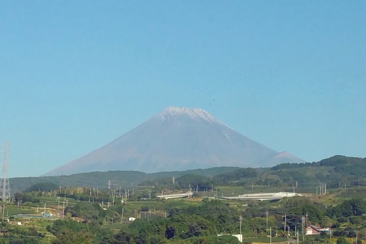青空が広がり富士山の冠雪が見られた（2017年10月27日静岡県側からの富士山、4日前に初冠雪の発表があった）。