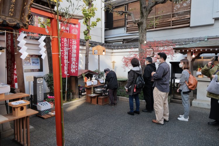 吉良を守って犠牲になった家臣たちの石碑では、線香をあげて供養することができる。