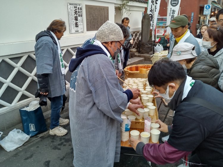 14日（日）には樽酒の鏡開きも行われ、振る舞い酒も配られる。