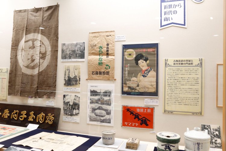 「近世から近代の商い」展示風景。