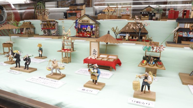 商いと物売りのミニチュアも登場。