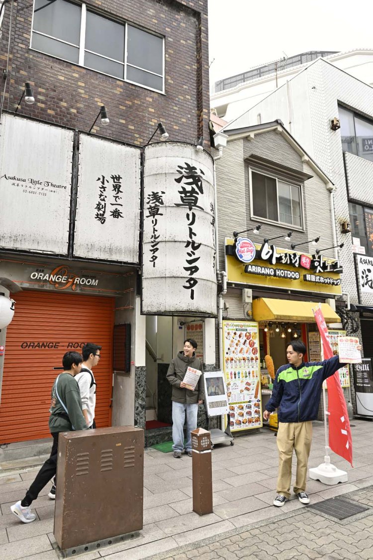 未来のファンを獲得すべく、芸人たち自らチラシ配り。