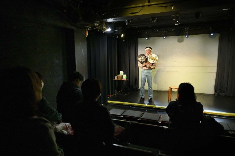 舞台と客席の距離が近く、劇場の小ささが一体感を生む。