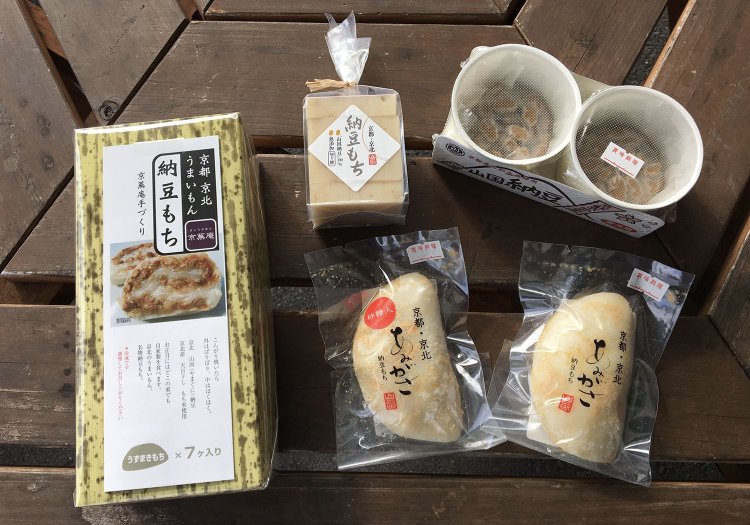 京北の道の駅で販売されていた納豆もち4種と京北の納豆。お土産にも、ぜひ。