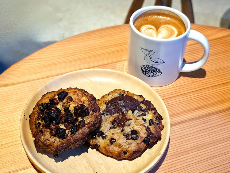 オリジナルグラノーラクッキー528円、チョコレートジャンキークッキー594円、カフェラテ660円。