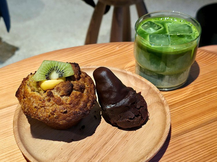 キウイのカスタードクリームマフィン748円、生ガトーショコラ605円、アイス八女産抹茶ラテ660円。
