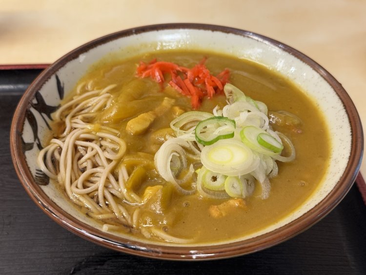 カレーそば590円。懐かしい黄色いカレー！