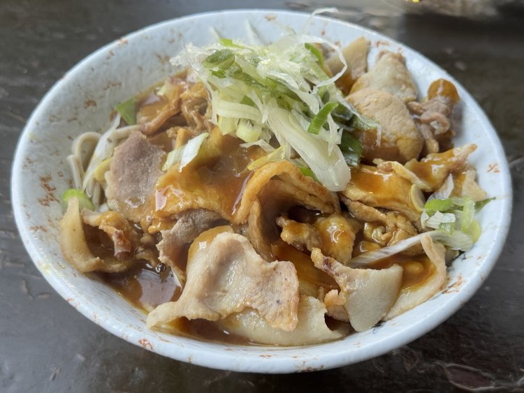 カレー肉そば600円。カレーそばというか肉そばカレーがけ。