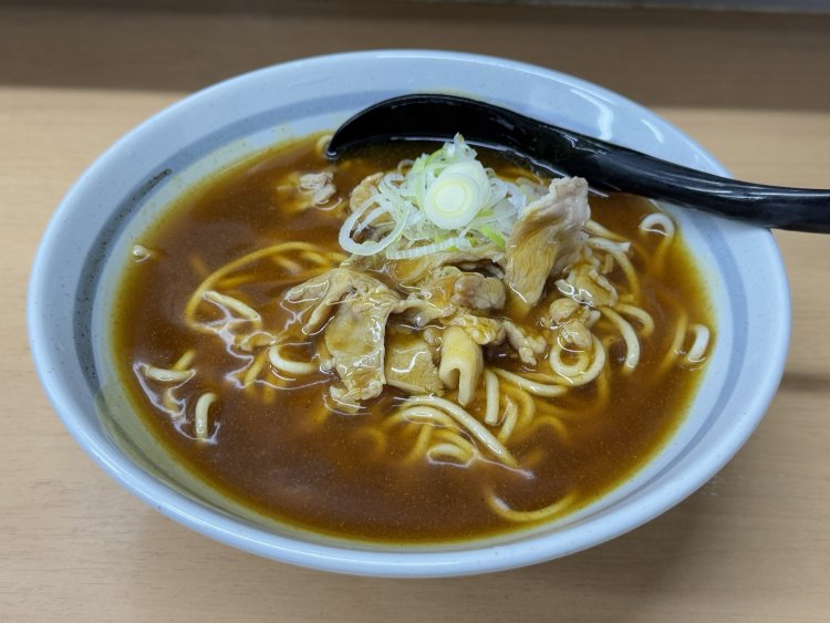 そば屋のカレーそば570円。トロトロです。