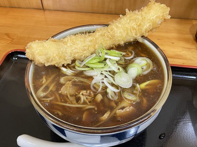 カレーそば700円にイカ天180円をのせてみる。