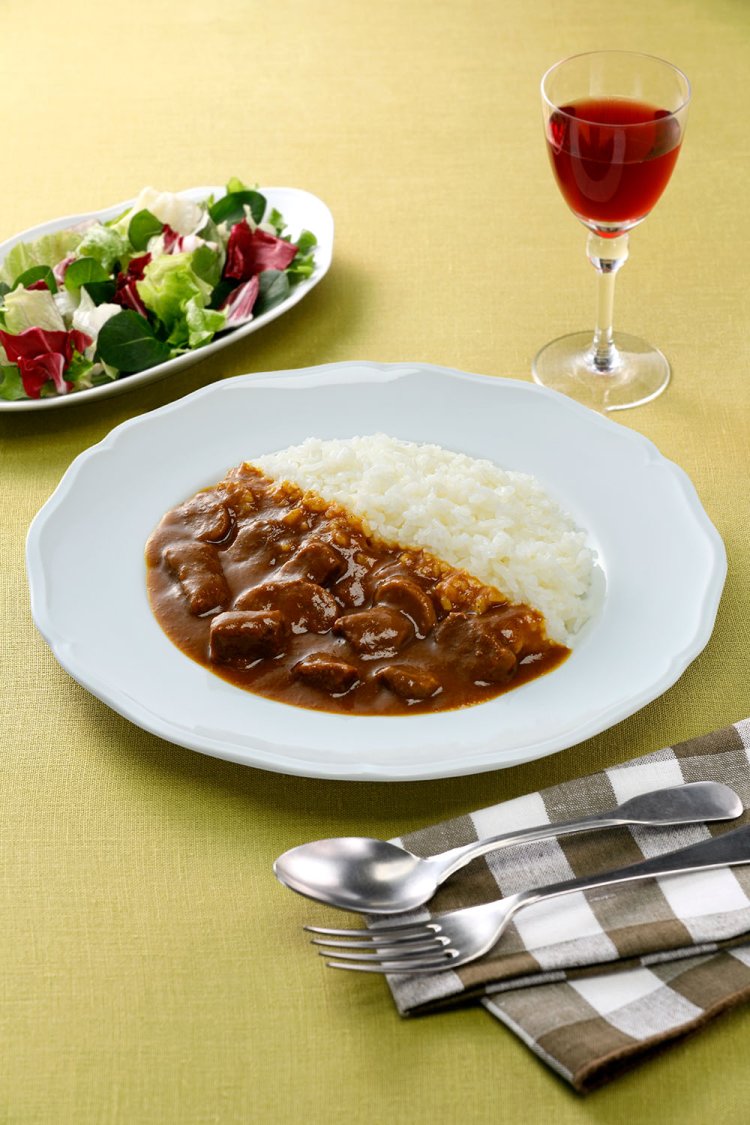 カレービーフの盛り付け例。